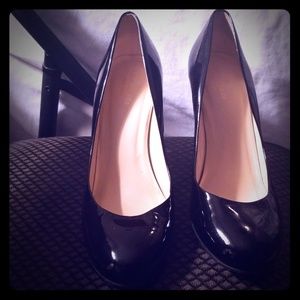 Kate Spade black patent leather pump